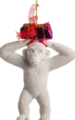 Intratuin Weihnachtsbaumschmuck Affe mit Geschenk weiß / rot 10 x 4 x 10 cm