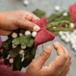 Sjaal met Verhaal Weihnachtsanhänger Mistel grün / weiß / rot 26 x 14 x 5 cm